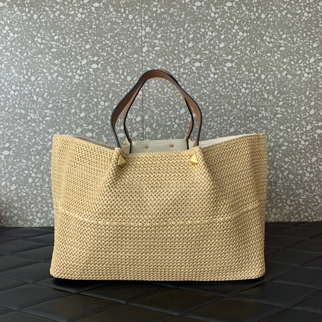 Valentino Garavani Medium Shoulder Bag in Natural Synthetic Raffia 